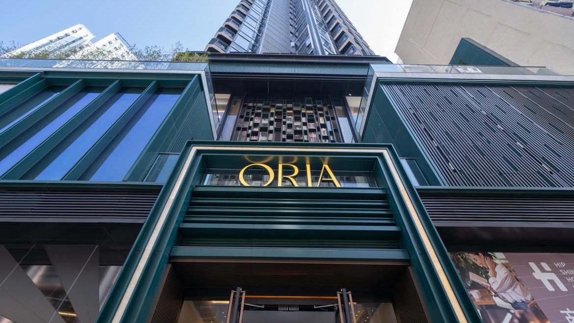 筲箕灣入伙盤傲華一伙220方呎開放式戶，獲港大學生以預支一年租金形式承租，涉資約17萬元。