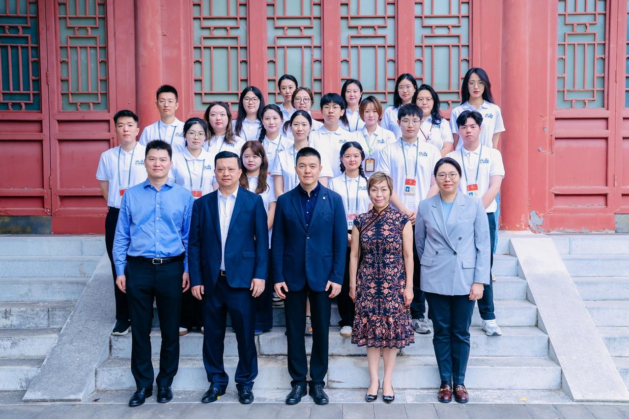 故宮博物院常務副院長婁瑋（前排中）、公益慈善研究院副主席兼香港賽馬會慈善信託基金信託人龔楊恩慈（前排右二）、中國外文局翻譯院院長黃玉龍（前排左二）、香港特別行政區政府駐北京辦事處助理主任陳燕婷（前排右一）、中國外文局翻譯院副院長邢玉堂（前排左一），以及一眾「文化+科技訓練營」學員合照。