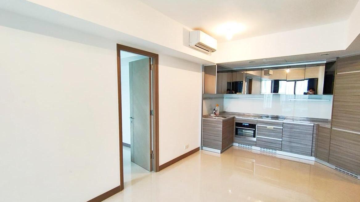 單位廚房屬開放式設計，大廳空間闊落，裝修亦企理。(代理提供)