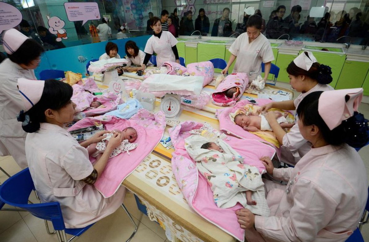 為避免人口下滑對中國經濟長期增長造成影響，中國據報計劃向新生兒家庭發放現金補貼鼓勵生育。（路透社資料圖片）