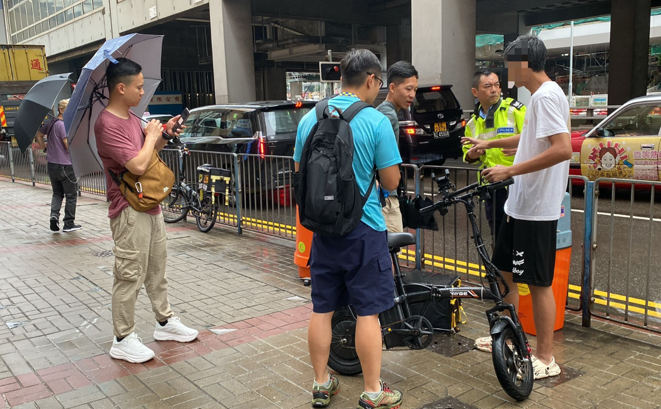 東九龍總區警員於秀茂坪、觀塘、黃大仙及將軍澳區內進行打擊「非法駕駛電動可移動工具」行動。(警方圖片)
