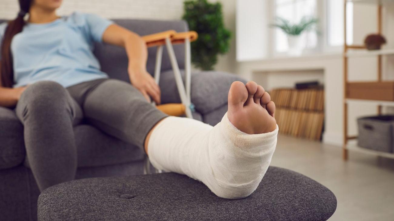 骨折是骨頭遭受外力撞擊後斷裂，常見症狀包括腫脹、劇烈疼痛與外觀變形。