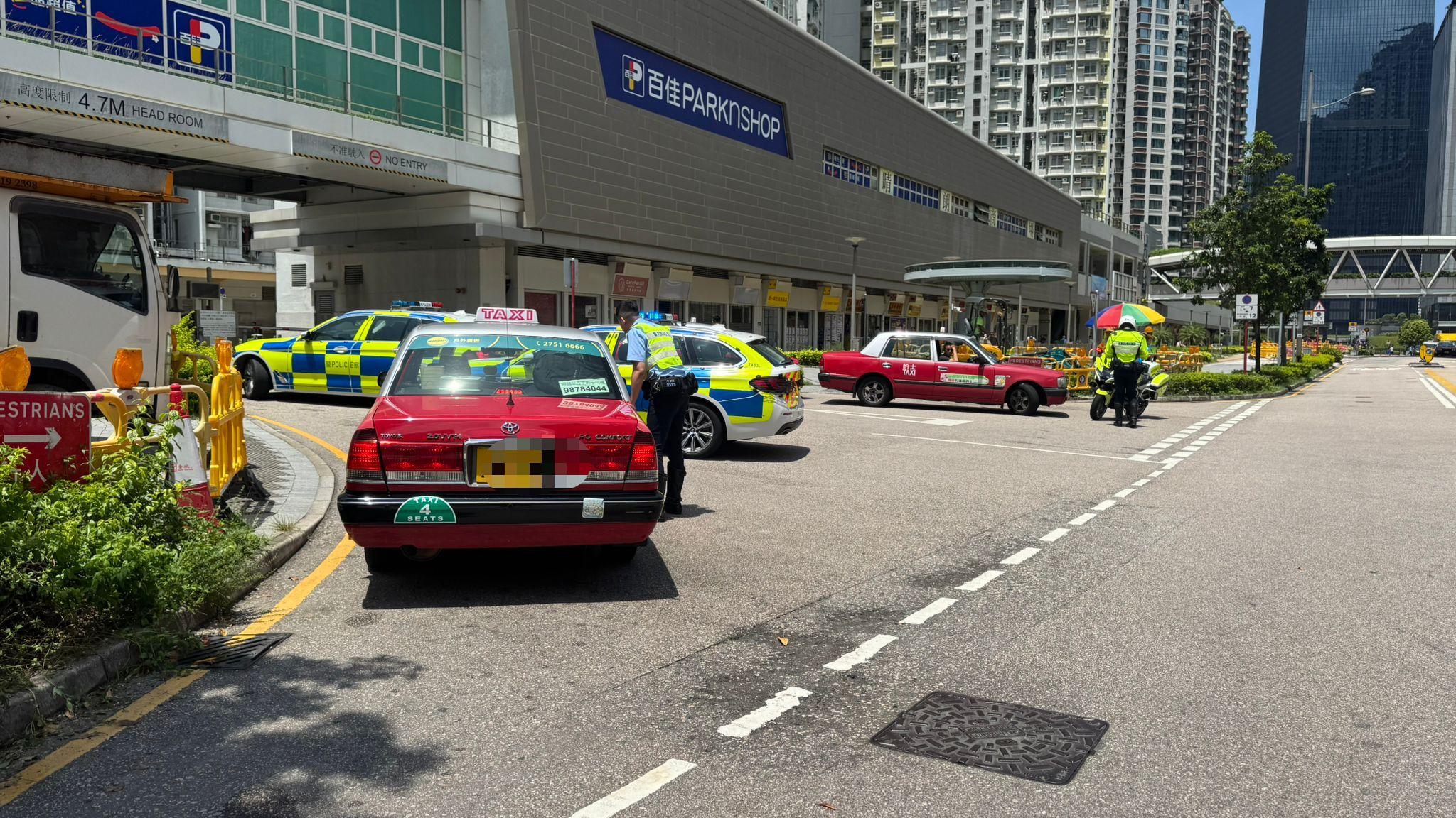 警方東九龍區內打擊的士交通違法行動。