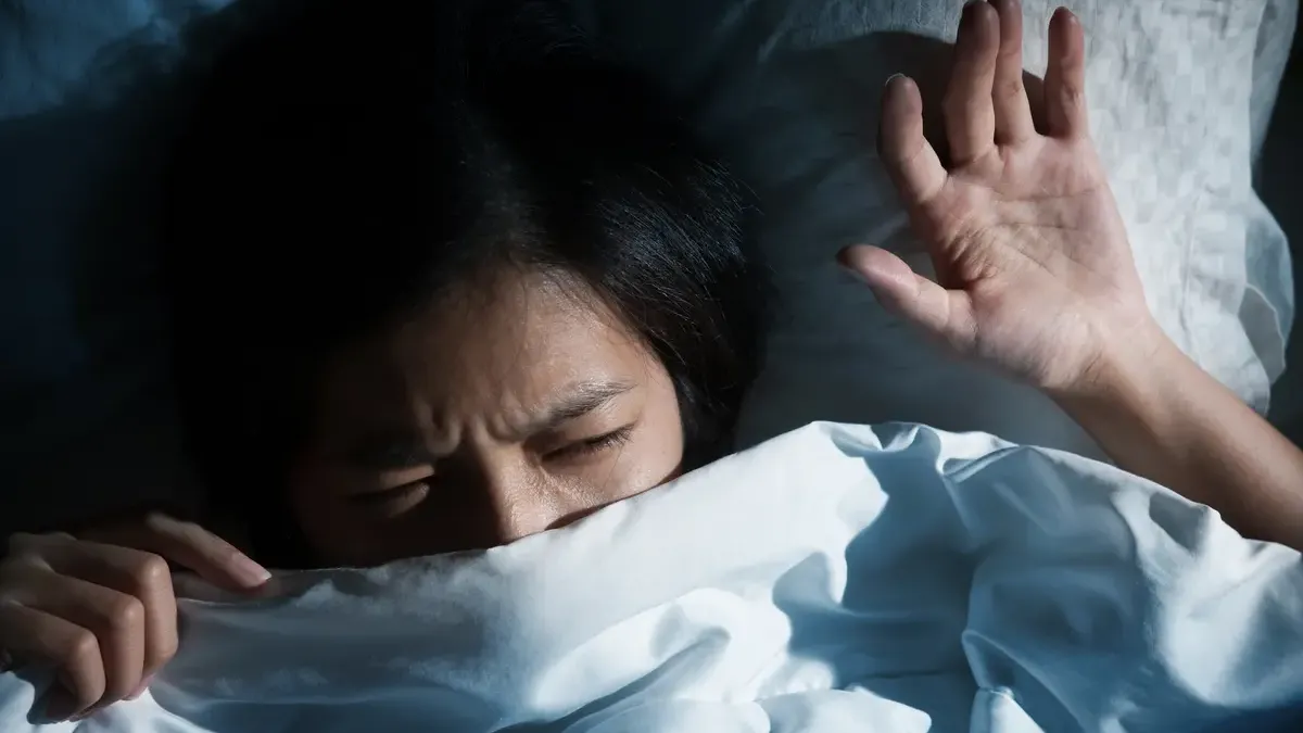 根據美國克里夫蘭醫學中心(Cleveland Clinic)資料顯示，全球約30%的人一生中至少會經歷一次睡眠癱瘓症，通常只持續幾分鐘，但最長可達20分鐘。