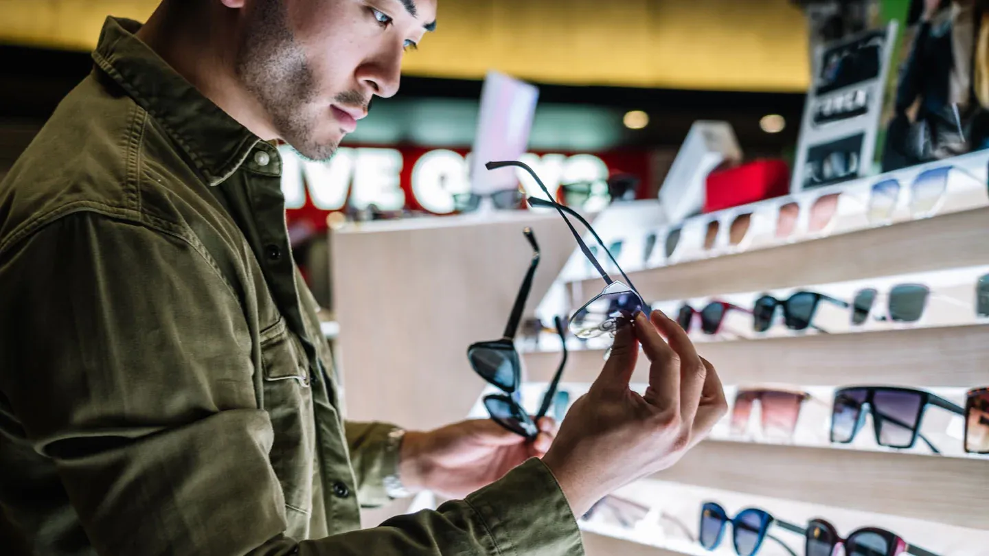 出門佩戴合適的太陽眼鏡，就是眼睛防曬的關鍵第一步。