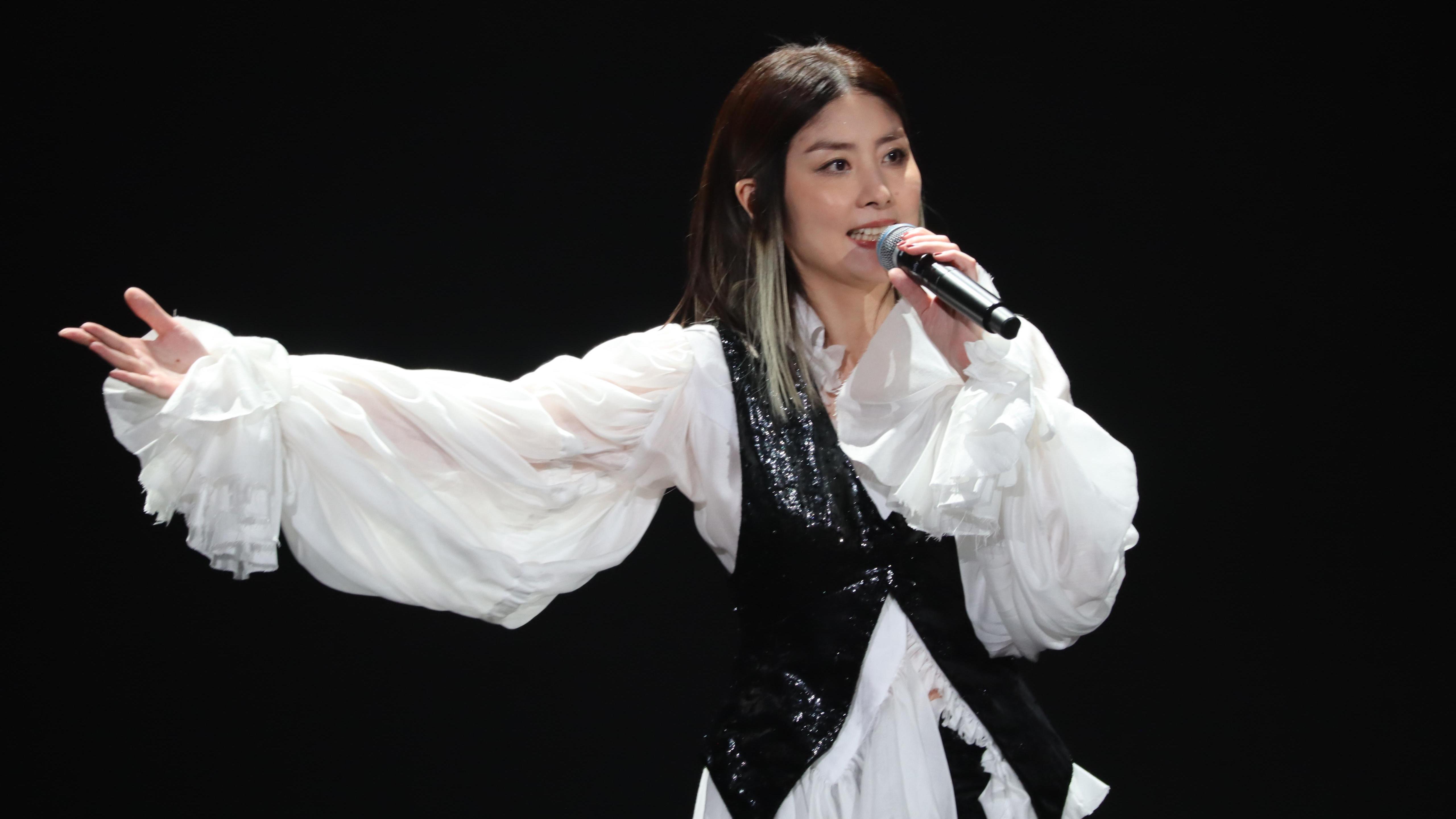 陳慧琳演唱會｜四大天王送花籃首場星光熠熠 黑白look登場大唱《風花雪》