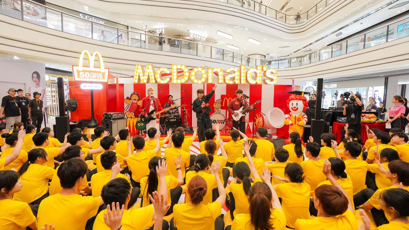 DSE放榜2025｜麥當勞為DSE考生打氣 ROVER現場獻唱 亨仔寄語勿鑽牛角尖