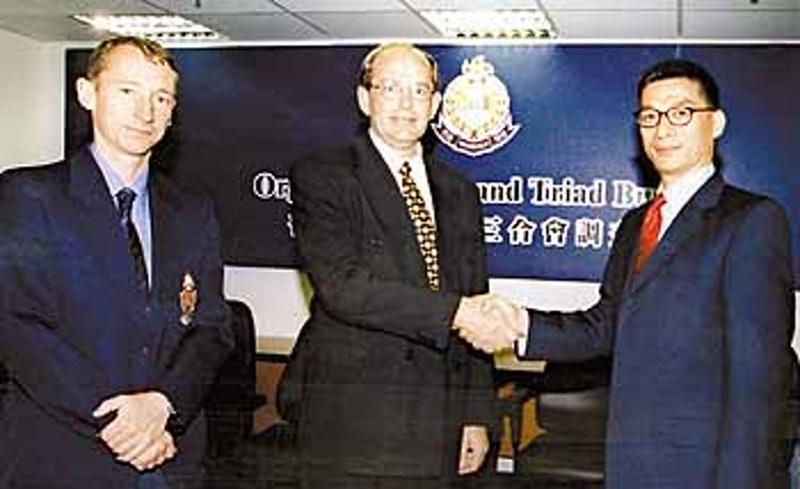 警隊內部傳出前毒品調查科高級警司冼錦華（右）患癌離世，終年68歲，他當年涉召妓貪污案入獄。（《警聲》圖片）