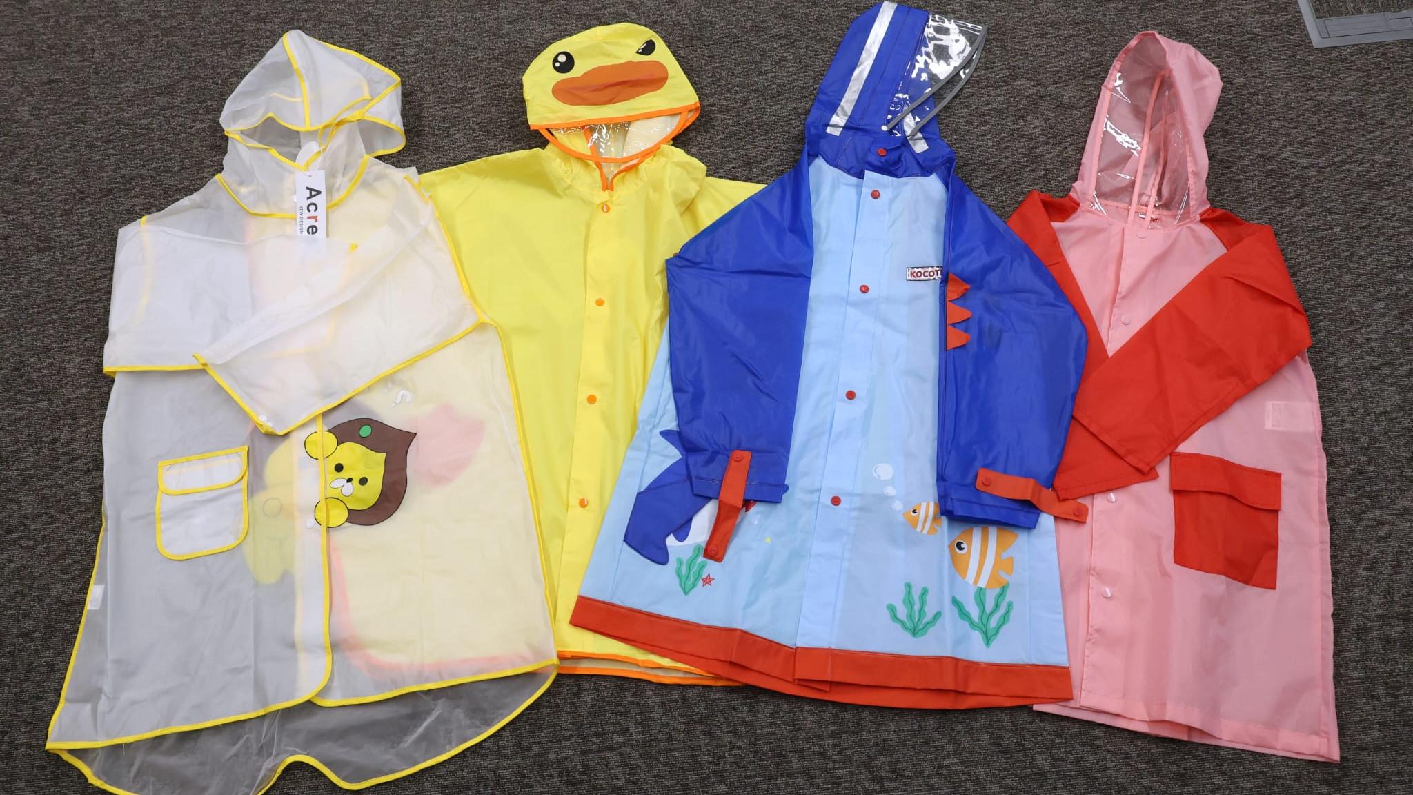 消委會測試市面上14款兒童雨衣及雨披樣本。（林俊源 攝）