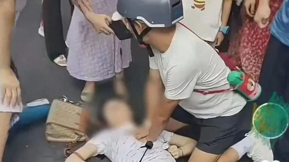 湖南衡陽周日(12日)一名女子突然昏倒在地，面色及手部發白，無脈搏且意識喪失，一名男子跪地持續按壓，實施心肺復蘇。(影片截圖)