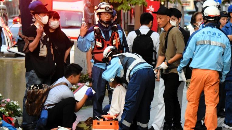 途人遇襲受傷，救護員替他即時包紮。(互聯網)