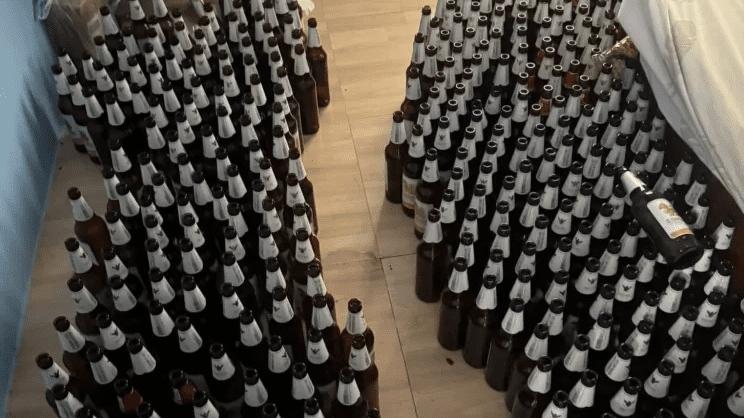 死者房間內過百啤酒樽整齊地排列在地上，十分離奇。(互聯網)