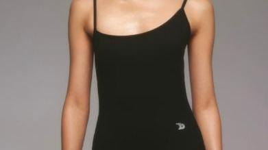 泳衣胸口設計一高一低廣東女險走光 客服︰ 只能下水拍照