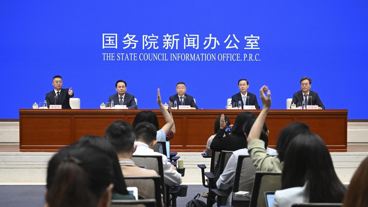 稅務總局負責人在記者會介紹「十四五」稅收改革與發展情況。（新華社）