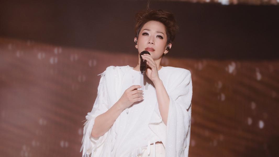 林憶蓮巡演上海站數度落淚 深情告白帶領幾萬人大合唱