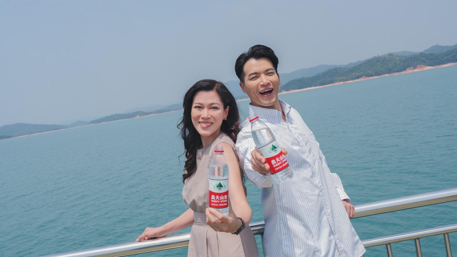 許家傑 林淑敏蜜遊萬綠湖 攜農夫山泉作手信 滋潤長氣樊亦敏