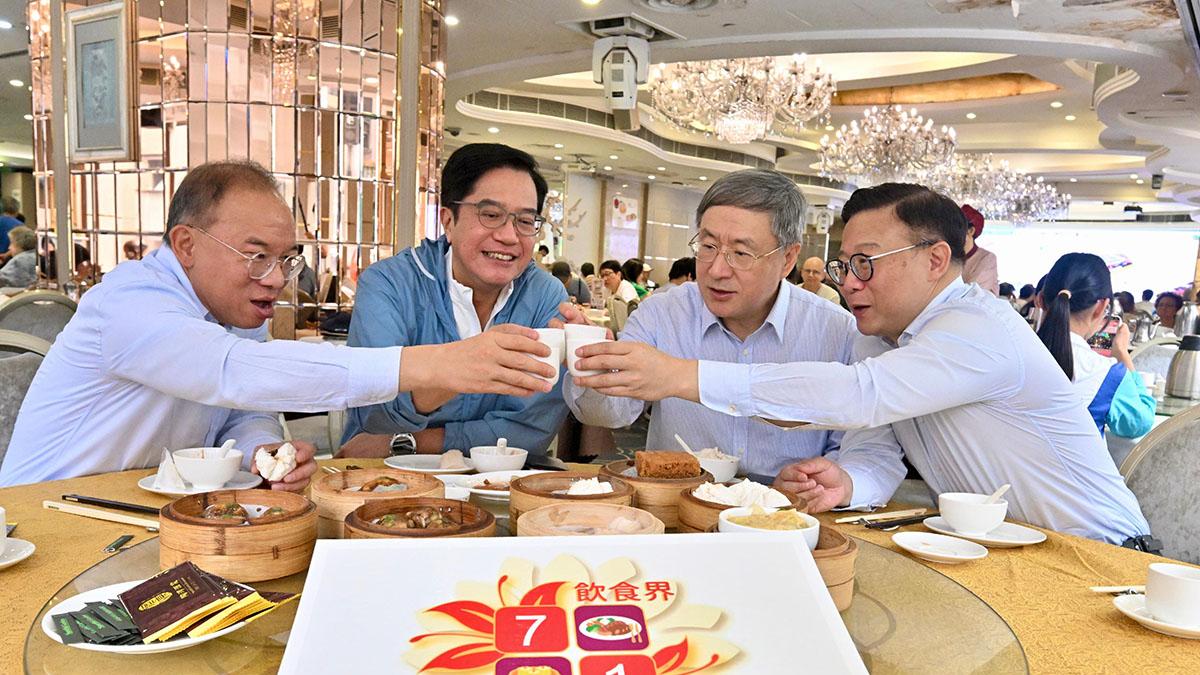 卓永興(右二)、黃偉綸(左二)、張國鈞(右一)和曾國衞(左一)到灣仔飲茶。(政府新聞處)