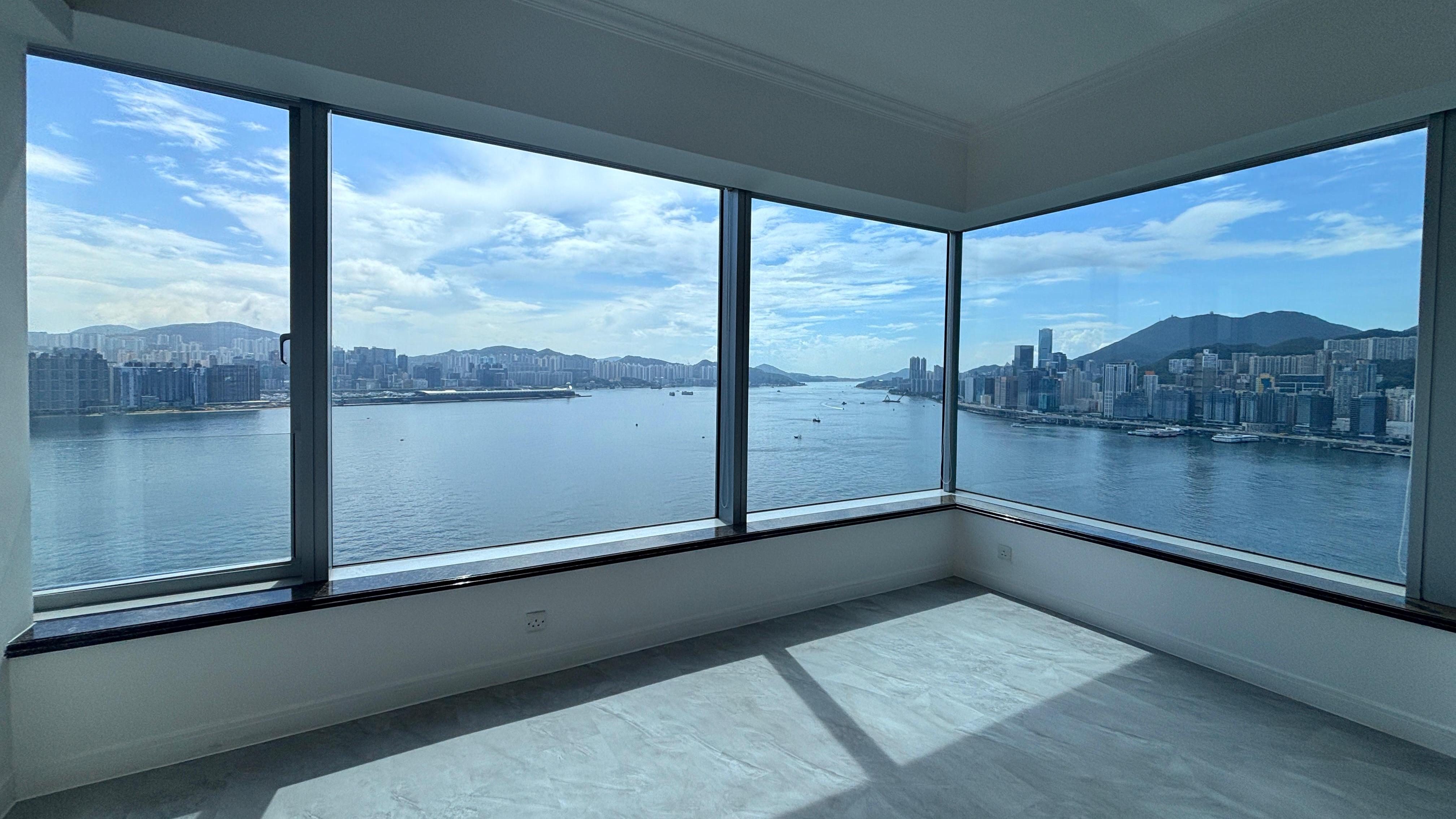 客廳設90度大窗戶，日夜景致皆無敵。