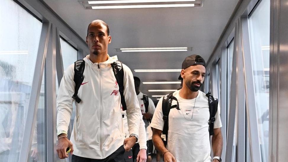 利物浦隊長的雲迪積克與沙拿步出飛機。(利物浦官網)