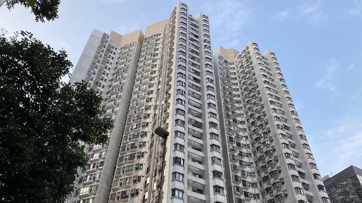 北角鐵路屋苑康澤花園樓價見底回升，兩房最新成交價538萬元，較一年前同類升約5%。