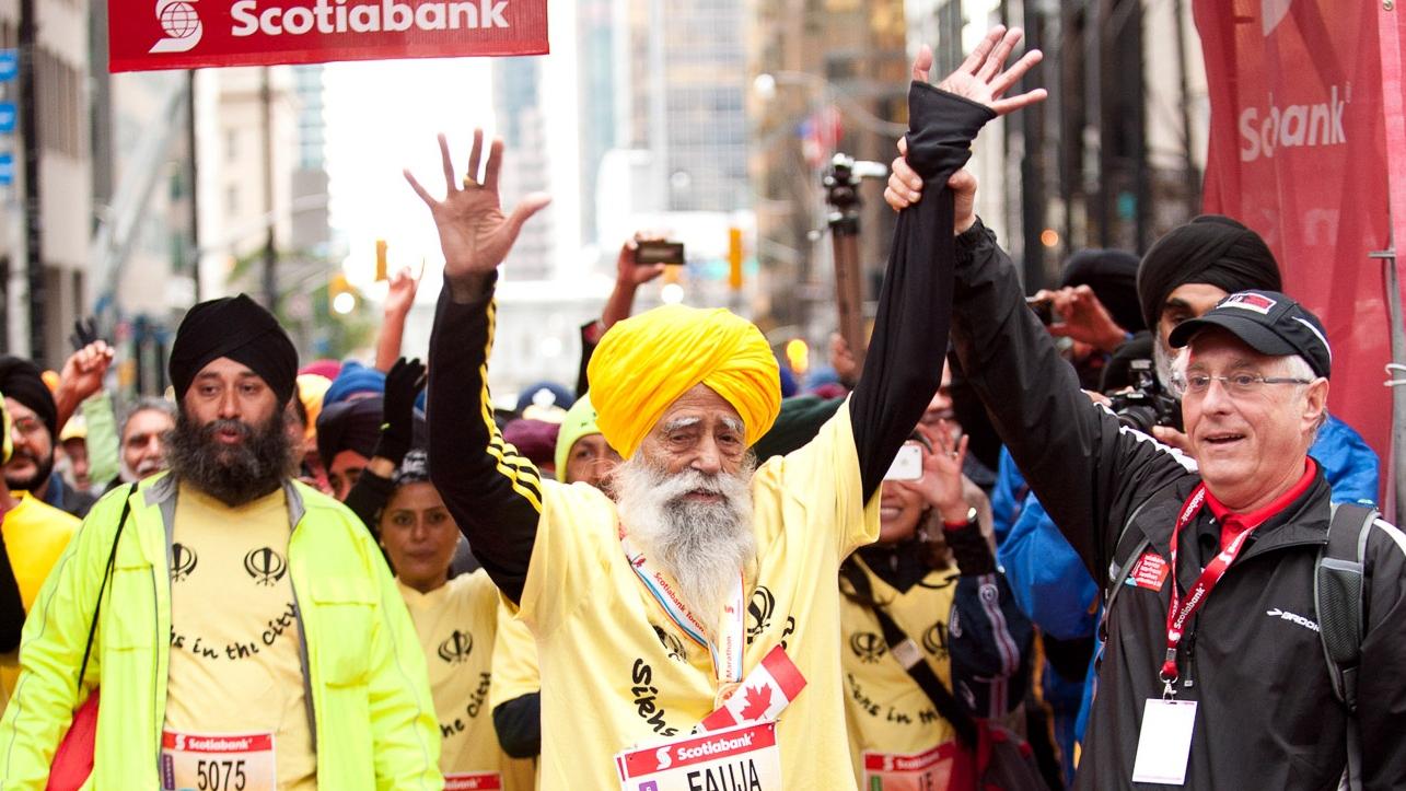 辛格2011年以100歲之齡參加多倫多馬拉松，打破最年長跑手完成馬拉松紀錄。(互聯網)