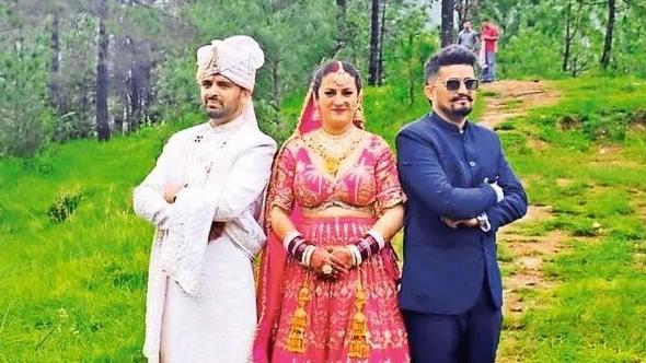 兄弟普拉迪普和卡皮爾在家族和村民見證下，共同迎娶新娘蘇妮塔。(互聯網)