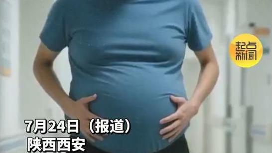 王男肚子堆了20公斤宿便，高高隆起。（圖/翻攝新浪微博）