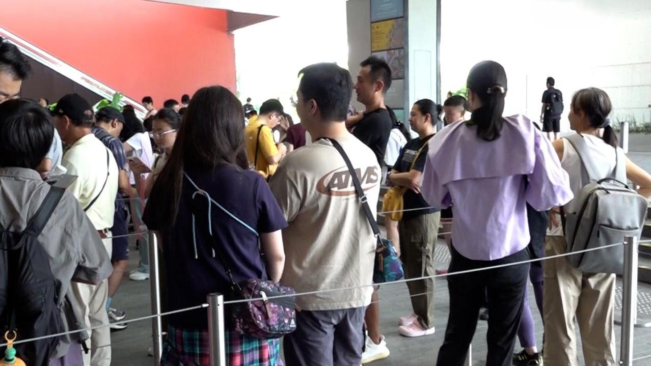 大批市民排隊進入西九M+博物館參觀。(香港電台)