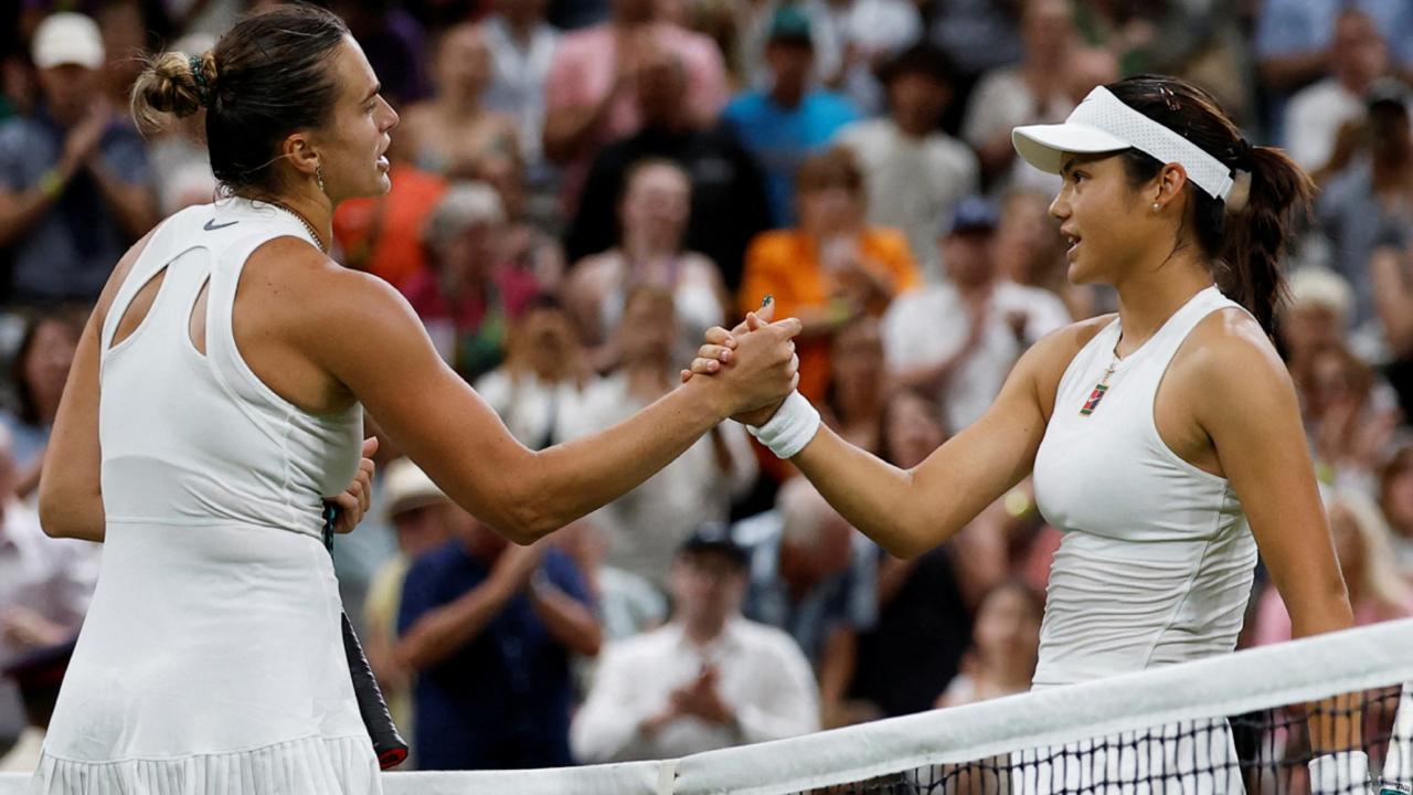 莎芭蓮卡（左）直落兩盤擊敗拉杜簡奴（右）晉級。（路透社）