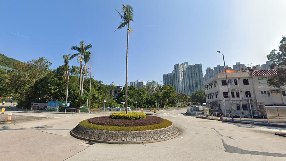 案發於將軍澳穎禮路與寶康路交界一個迴旋處的交通安全島。(Google街景截圖)