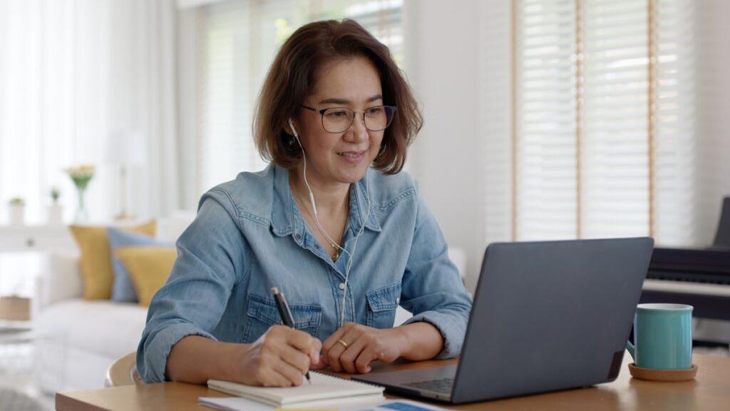 除了遊戲、拼圖和填字遊戲等腦力訓練外，近期也有一項來自加拿大的研究發現，年長者會說多種語言，雖然無法預防失智的發生，但可能有助於延緩病情的進展。