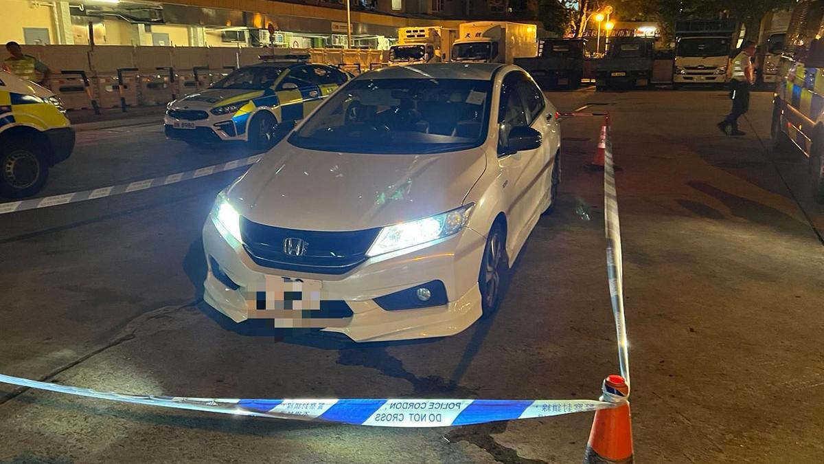 警方及後發現涉案私家車，當時車上無人、未有熄匙。(警方提供)