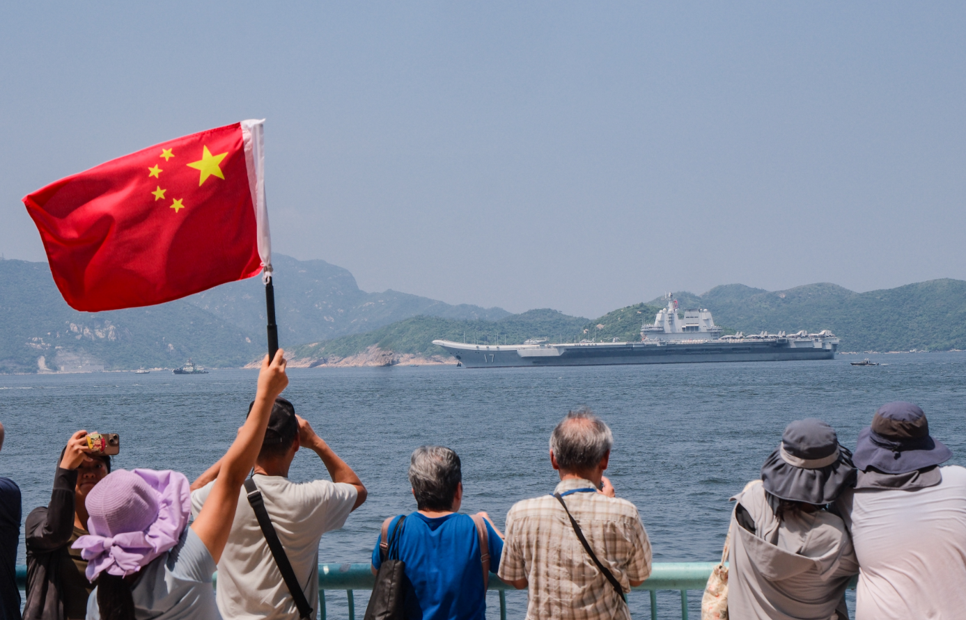 山東艦航母編隊離開香港，結束為期5天的訪港行程。大批市民到海怡半島海濱送別山東艦。（中通社） 