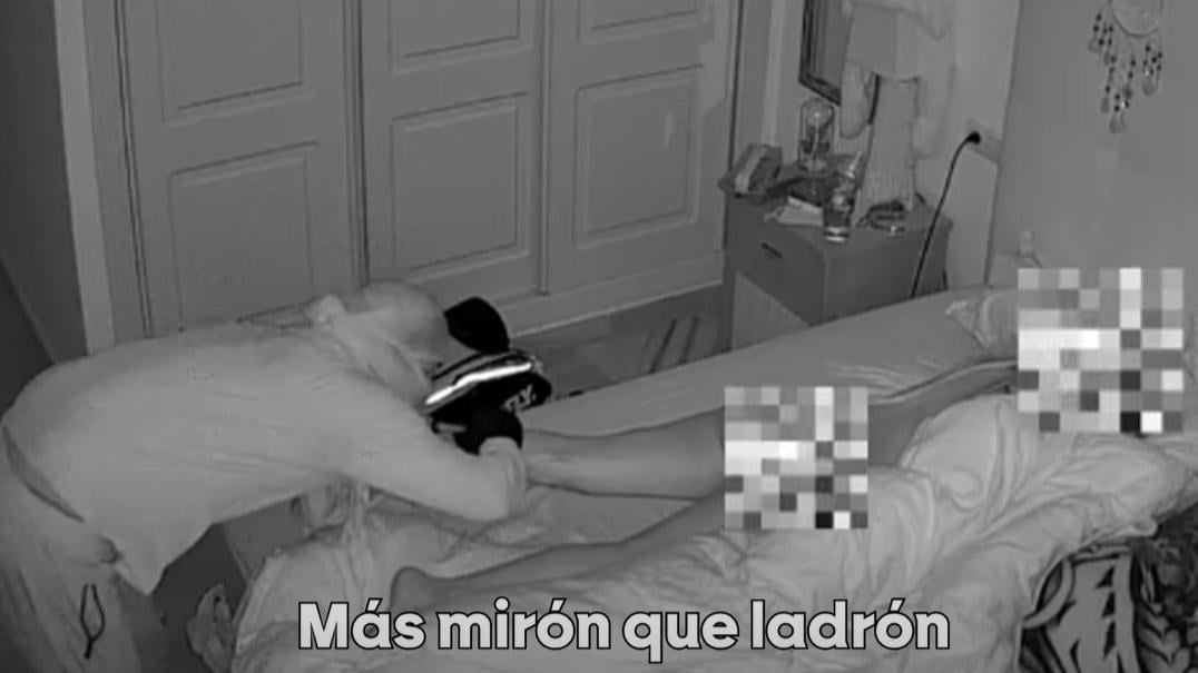 蒙面男彎低身，用手電筒照著裸睡女事主的私處來看清楚。(互聯網)