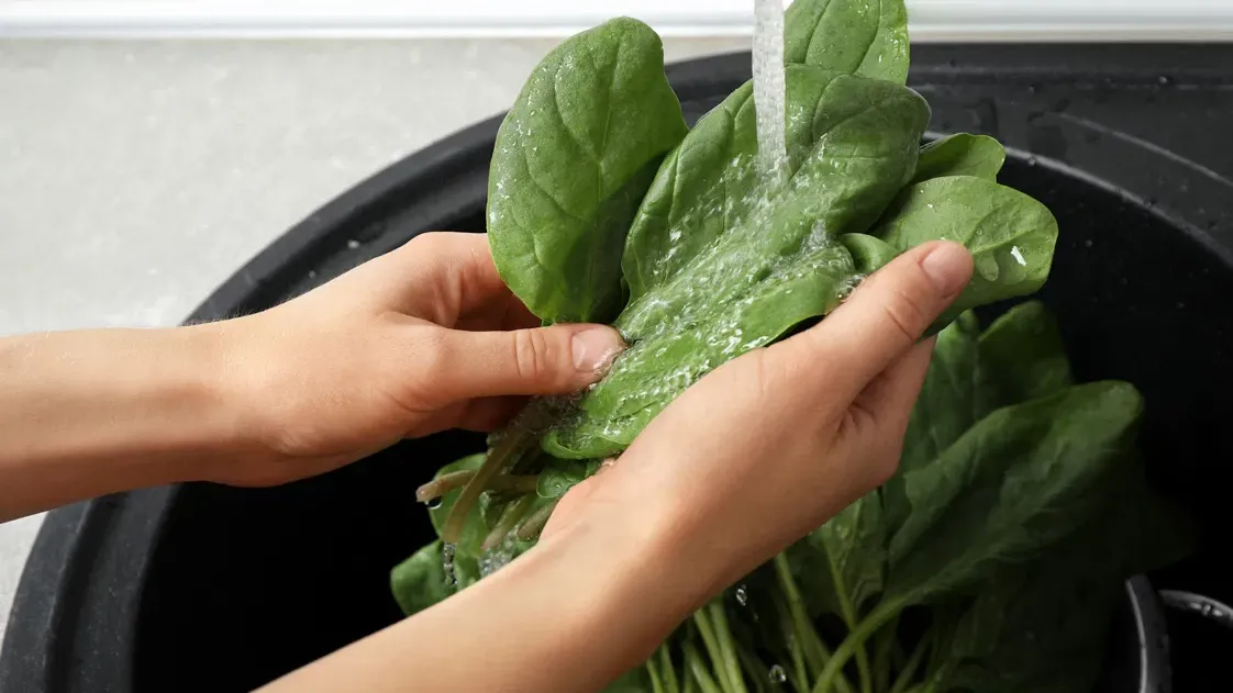 癌症關懷基金會陳冠蓉營養師提醒，只要「聰明挑選、正確清洗」，蔬菜水果仍是重要的營養素來源，還是要確保每天攝取充足。