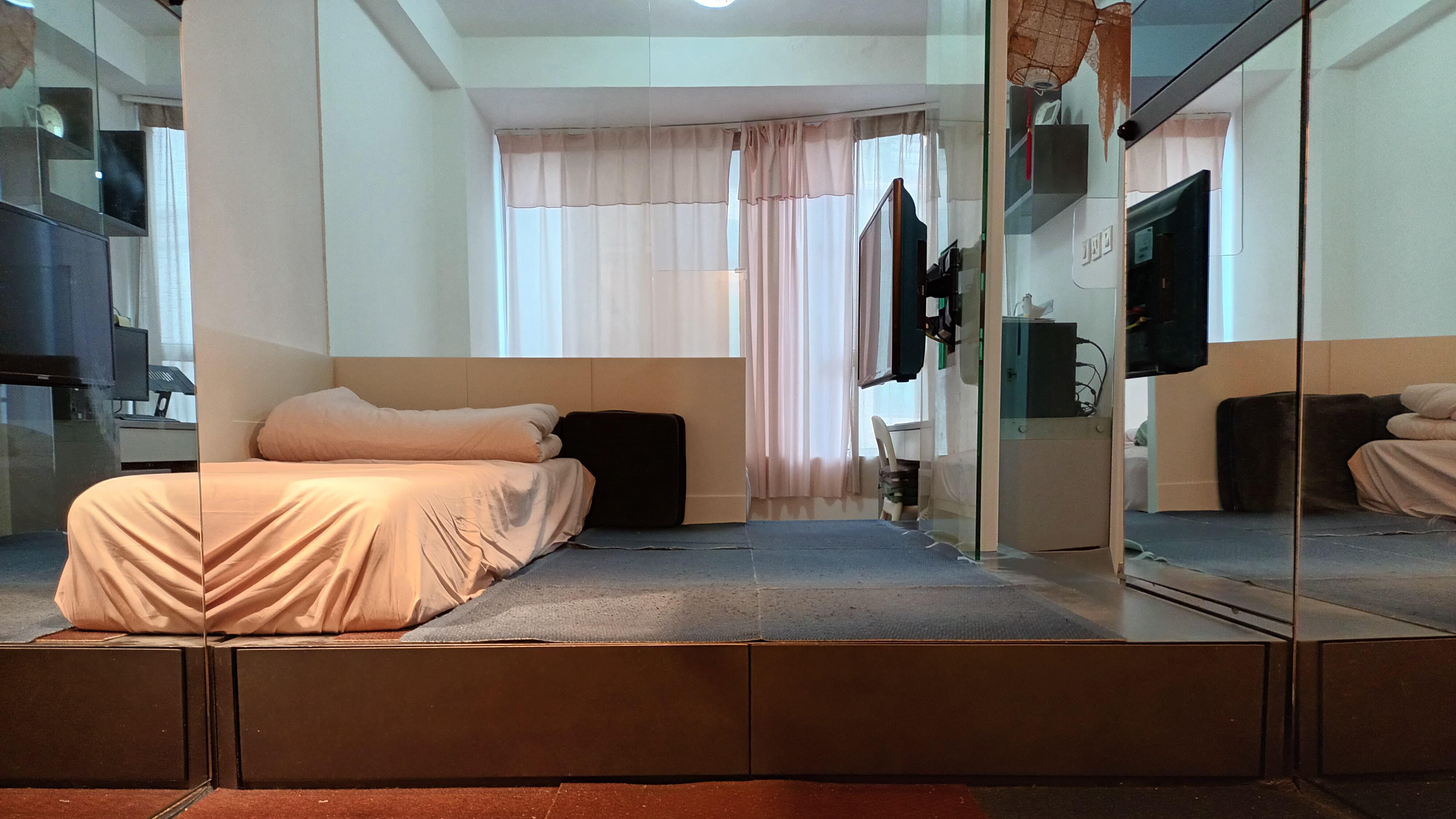 單位為一房間隔，擁企理裝修，並採高台設計，收納空間頗多。