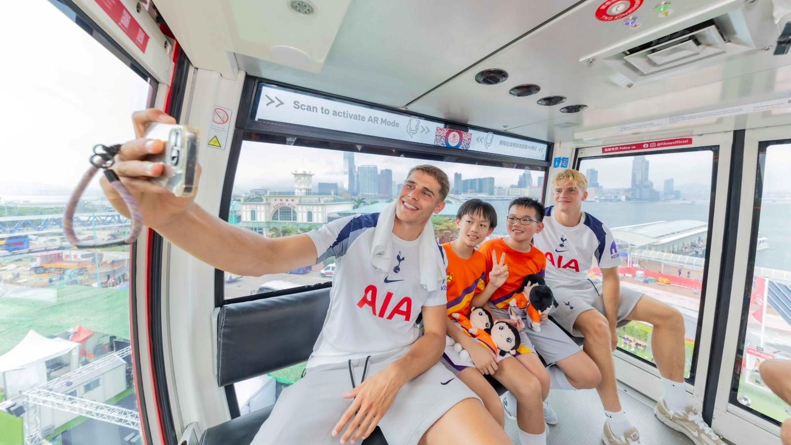 熱刺球星雲迪尹登摩天輪飽覽維港 麥迪臣與學生打成一片