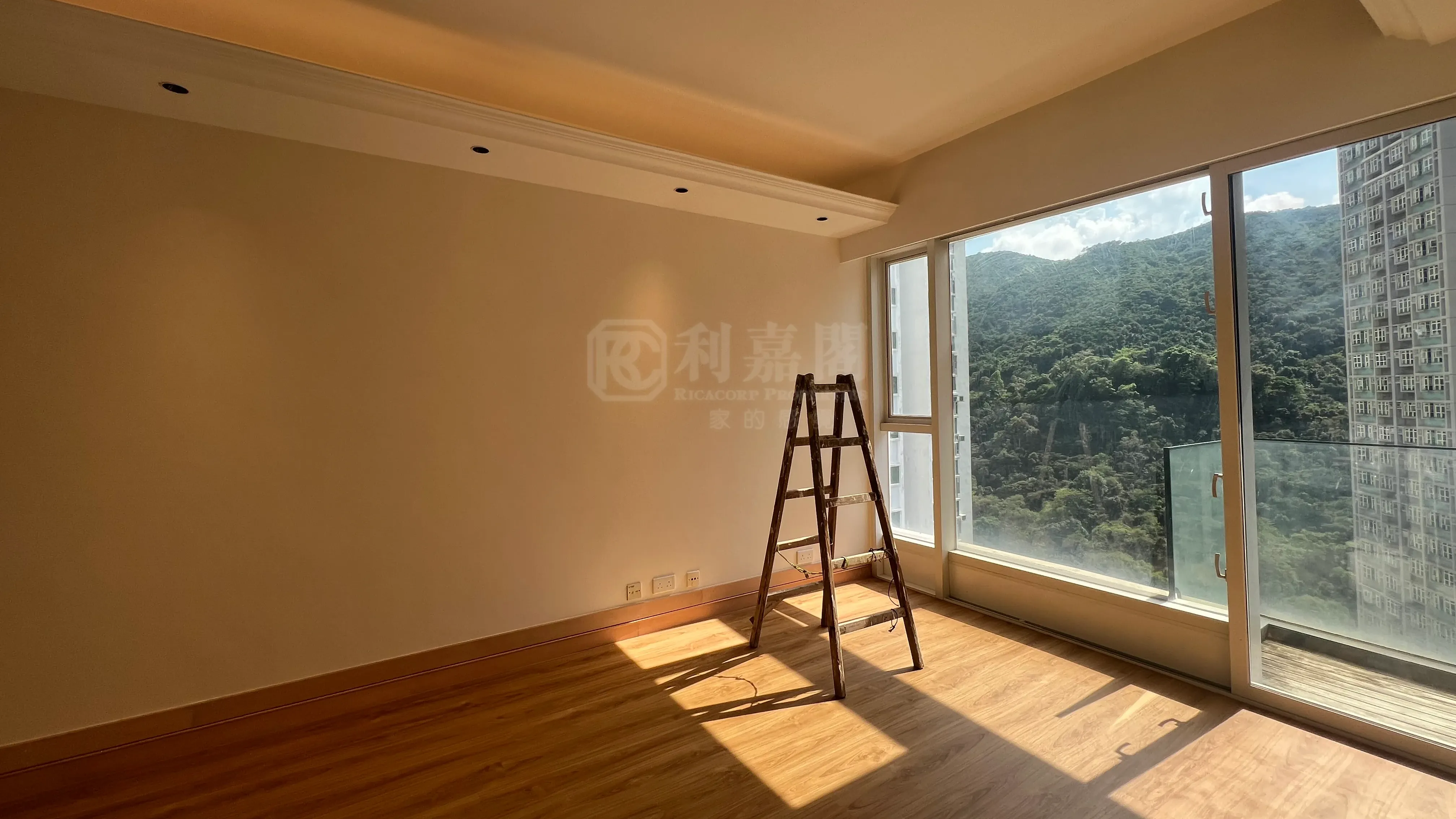 鰂魚涌逸樺園最新錄中層套三房成交，單位大廳望翠綠山景及樓景。(代理提供)