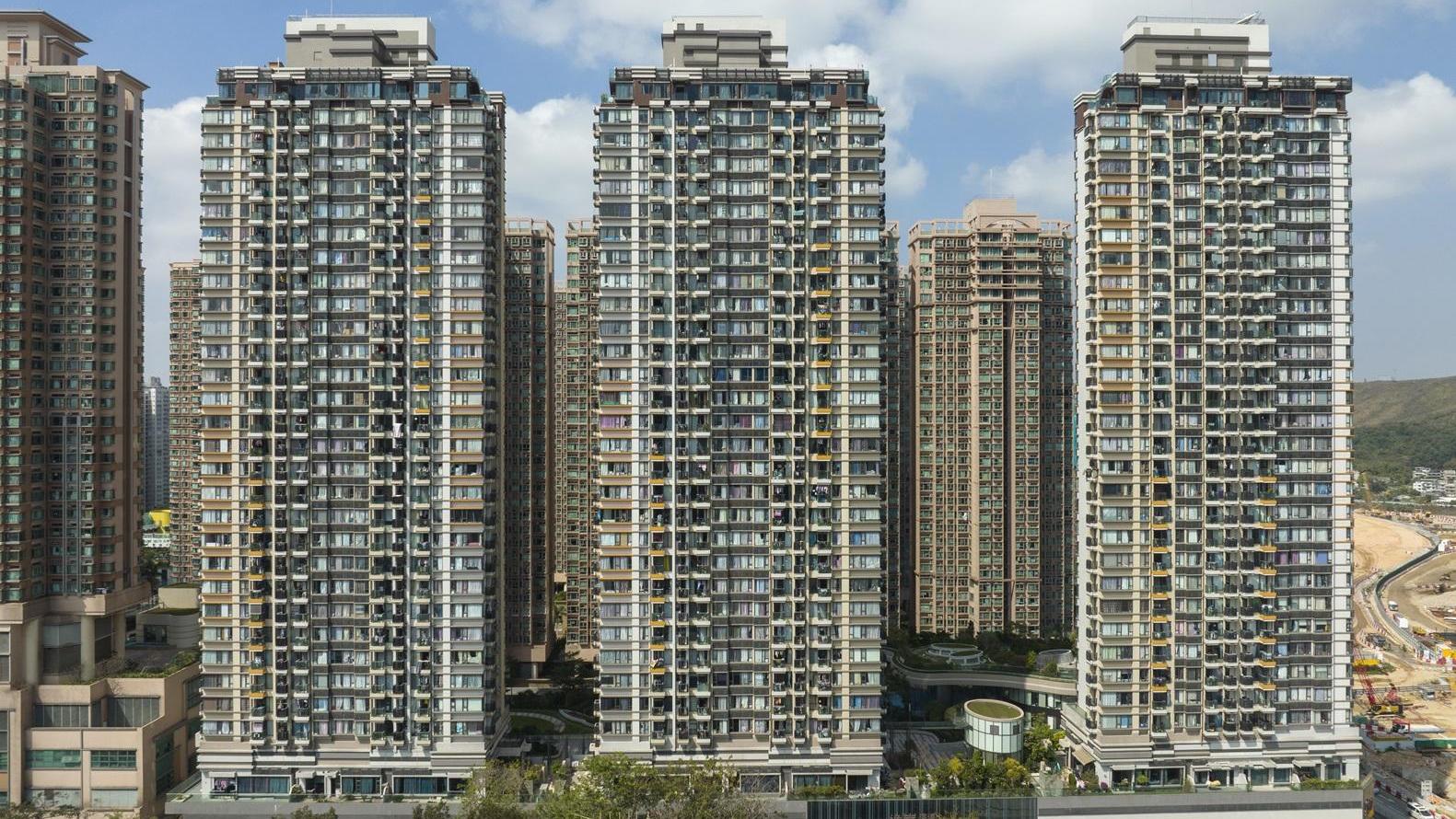 粉嶺逸峯企裝兩房開揚戶以低市價放盤，吸引6組準買家問盤，家庭客帶票兼加碼洽購，成功入市。