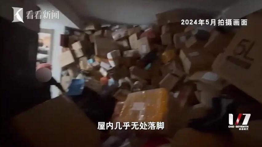 上海王姓婦人網購成癮，家中包裹堆積如山。（圖／翻攝齊魯晚報） 