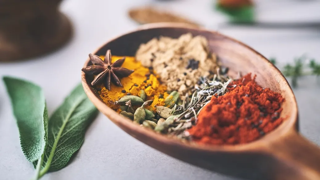 適量使用天然食材如葱、薑、蒜、辣椒、九層塔、檸檬、番茄、醋等，可有效提升料理風味，同時減少對鹽巴與加工調味品的依賴。