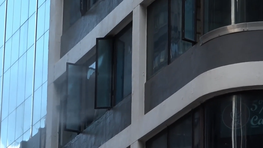 旺角高氏大樓一單位起火。(有線新聞截圖)