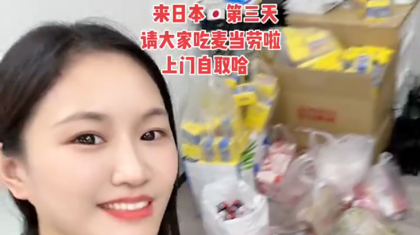 中國人在網上炫耀日本掃入的Pokemon玩具。(影片截圖)