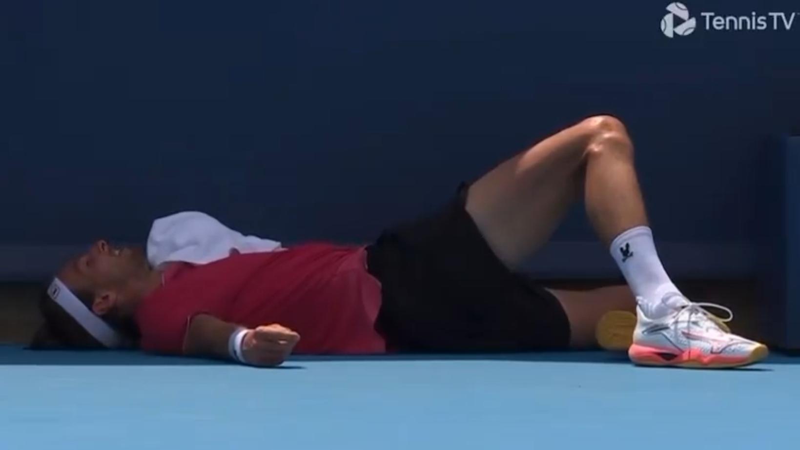 法國的連達基治不適躺臥在場邊。(影片截圖)