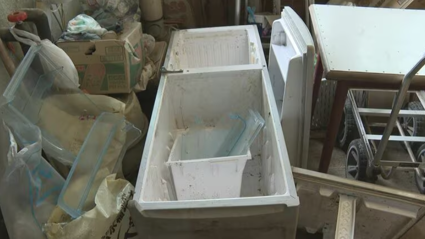 熊闖入長野縣住宅後破壞了雪櫃。(FNN新聞)