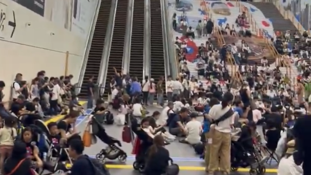 滯留夢洲站的旅客。(影片截圖)