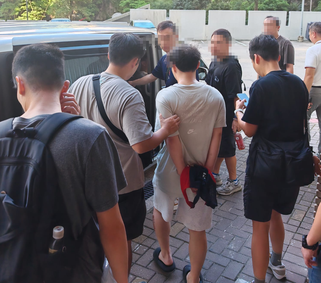 青衣分區特遣隊及葵青警區刑事情報組人員隨即深入調查，今日（八月二十二日）在牛頭角牛頭角上邨拘捕該名三十七歲姓鍾本地男子，涉嫌店鋪盜竊及傷人。