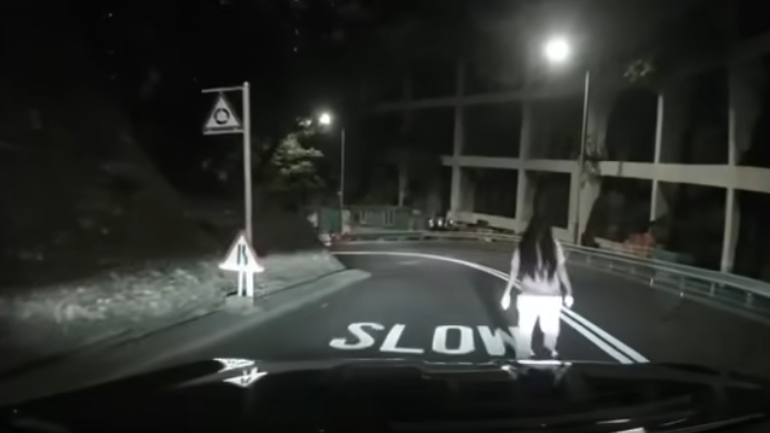 白衣長髮「女子」走近私家車。(FB (車cam L（香港群組）)