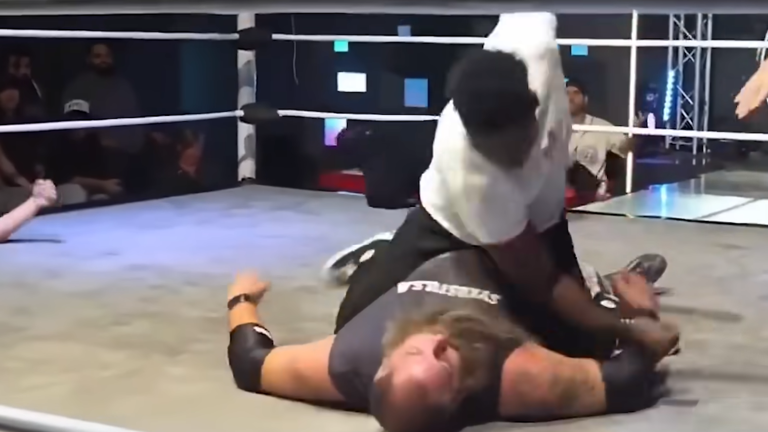 拉加積遜在擂台上向暈倒的摔角手連環出手。(影片截圖)