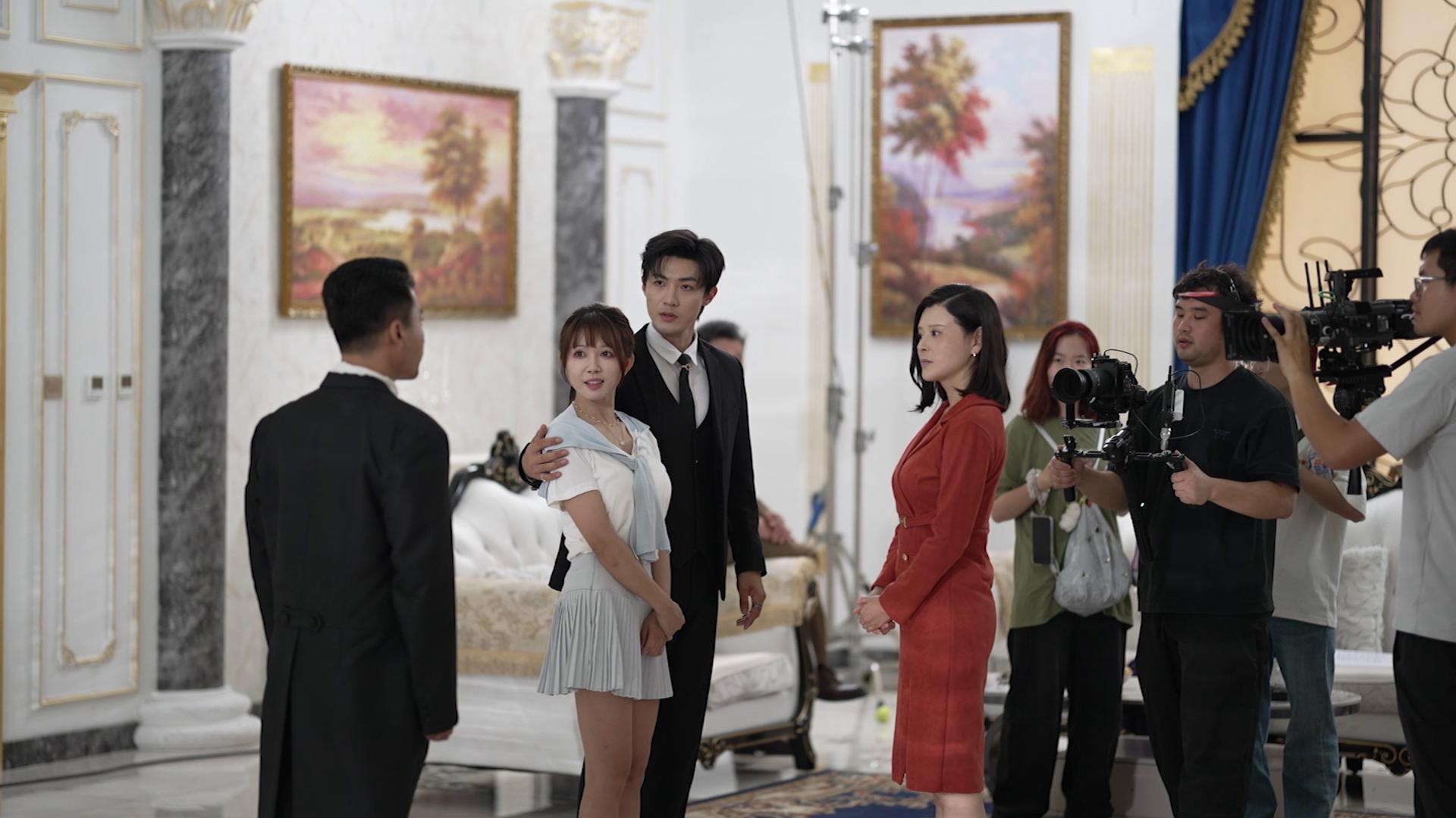 中國專題｜微短劇火紅重塑經濟 內地小鎮變「荷李活」